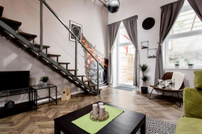 Walk to Nightlife from Elegant and Quiet Apartment